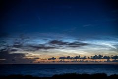 Nachtleuchtende Wolken und Komet Neowise im Sommer 2020 über der Kieler Förde (Foto: Bernd-Günter Schmitz)
