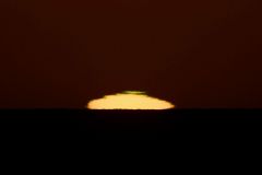 "Grüner Blitz" oder "Green Flash" bei Sonnenuntergang (Foto: Karlheinz Hellwig)