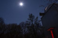 Mond und Wintersternbilder über dem Albert-Schäfer-Turm (Foto: Norbert Mrozek)
