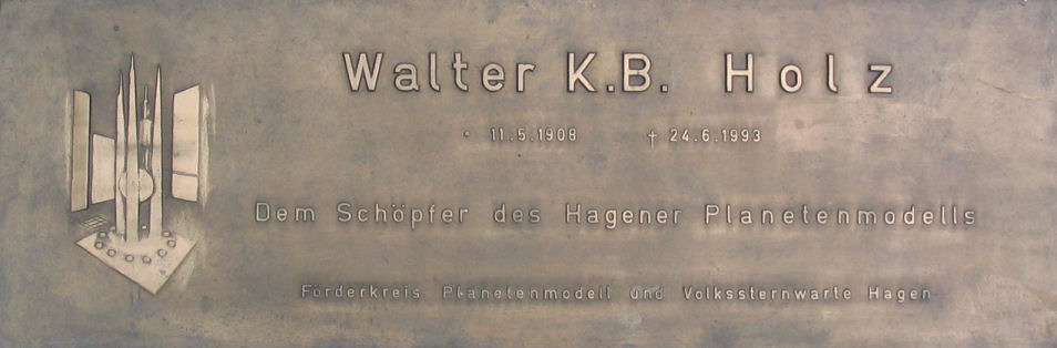 Gedenktafel zu Ehren von Walter K. B. Holz, des Gründers des Planetenmodells